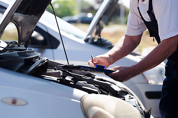 포토 JPG 해외이미지 백인 직업 손 남자 유니폼 자동차 노동자 사람 사람없음 펜 진료 기록 잡기 업무 작업 작업실 기술자 수리 확인 서비스 고정 엔진 정비공 모터 유지 서류판 자동 차고 해외202004 해외포토 서양인 옷 육상교통 의학 모션 신체부위 필기구 사무용품 파일형식 이미지허브