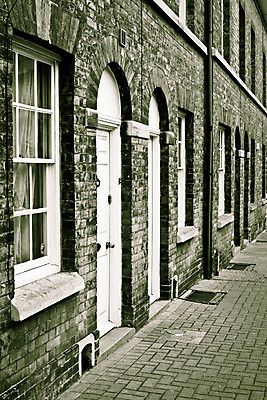 포토 JPG 해외이미지 도로 벽 창문 벽돌 영국 잉글랜드 거리 주택 흑백 사람없음 야외 문 보행로 시골집 지역 타운 계단식 이웃 구식 빅토리아 세피아 옛날 스타일 해외202004 해외포토 유럽 길 교통시설 촬영기법 건물 도시 파일형식 이미지허브