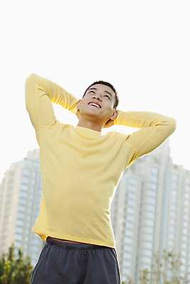 포토 JPG 해외이미지 나무 공원 로우앵글 하늘 짧은머리 건강 한명 서기 미소 20대 야외 건물 세로 운동복 컬러풀 노란색 손들기 중국 힘 올려보기 만족 베이징 운동가 해외202004 해외포토 식물 1 헤어스타일 건축물 옷 공공시설 감정 아시아 뷰포인트 컬러 모션 표정 사람 청년 파일형식 이미지허브