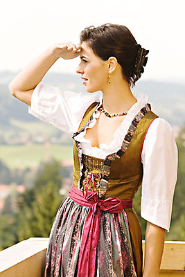 포토 JPG 해외이미지 백인 전통 드레스 여자 행복 맥주 독일 텐트 미소 웃음 사람 사람없음 파란색 치마 금발 파티 유행 정원 축제 기쁨 흰색 축하 깃발 직물 가슴 웨이트리스 던들 옥토버페스트 바이에른 바이에른사람 해외202004 해외포토 서양인 헤어스타일 옷 감정 유럽 컬러 컨셉 하의 주류 표정 캠핑도구 이벤트 신체부위 종업원 파일형식 이미지허브