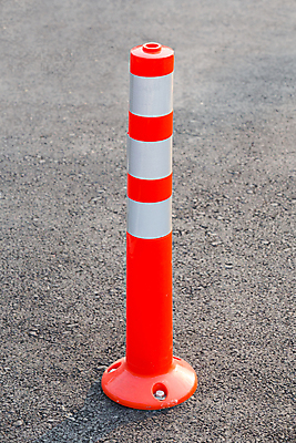 포토 JPG 해외이미지 도로 표면 거리 경고 안전 사람없음 빨간색 울타리 태양 반사 검은색 봄 장비 흰색 공구 기둥 은색 유연 질감 조심 고무 되감기 콘크리트 해외202004 해외포토 자연요소 계절 건축 길 컬러 교통시설 담장 도구 파일형식 이미지허브