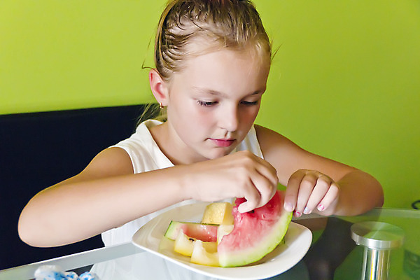 포토 JPG 해외이미지 백인 여학생 유럽 어린이 수박 한명 파란색 금발 흰색 8 멜론 6 먹기 7 해외202004 해외포토 서양인 1 학생 헤어스타일 여자 나라 컬러 과일 모션 사람 숫자 파일형식 이미지허브