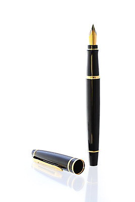 포토 JPG 해외이미지 통신 잉크 서기 사람없음 세로 반사 펜 만년필 검은색 흰색 기록 황금 클래식 우아함 사인 펜촉 소통 고립 스타일 해외202004 해외포토 컬러 컨셉 모션 필기구 파일형식 이미지허브