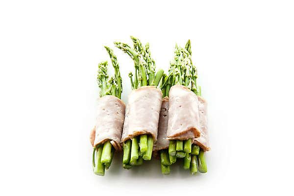 포토 JPG 해외이미지 전통 음식 조각 채소 포장 건강 육류 요리 사람없음 빨간색 초록색 요식업 식당 식사 봄 맛 그릴 두루마리 굽기 지중해 허브 준비 상쾌 올리브 햄 아스파라거스 슬라이스 심플 베이컨 레시피 끓이기 짠맛 해외202004 해외포토 식물 계절 열매 감정 산업 바다 컬러 컨셉 식재료 모션 주방용품 돼지고기 상점 구이 파일형식 이미지허브