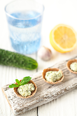 포토 JPG 해외이미지 전통 식기 접시 음식 빵 바다 백그라운드 유리 탁자 오이 요리 씨앗 사람없음 목재 세로 초록색 파란색 갈색 노란색 흰색 소프트포커스 낟알 지중해 먹기 레몬 민트 허브 준비 그리스인 블러 옛날 스타일 해외202004 해외포토 서양인 나무 식물 컬러 가구 채소 과일 재료 모션 재질 촬영기법 파일형식 이미지허브