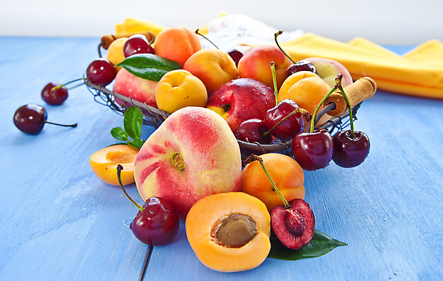 포토 JPG 해외이미지 백그라운드 잎 오렌지 건강 종류 사람없음 컵 가로 파란색 컬러풀 바구니 수확 신선 선택 달콤 묘사 복숭아 살구 숙성 해외202004 해외포토 식물 식기 컬러 컨셉 농업 과일 맛 파일형식 이미지허브