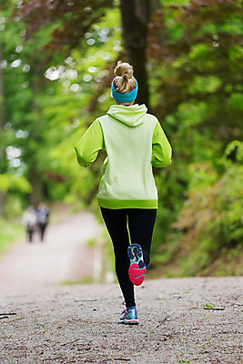 포토 JPG 해외이미지 나무 1 라이프스타일 공원 여자 스포츠 포즈 자국 모션 자연 건강 한명 사람 성인 야외 여름 운동복 금발 달리기 조깅 운동 봄 활발 기차 에너지 숲 연습 마라톤 달리기선수 혼자 해외202004 해외포토 식물 헤어스타일 옷 계절 공공시설 육상교통 컨셉 대중교통 경기 생활 육상스포츠 생태계 육상선수 파일형식 이미지허브