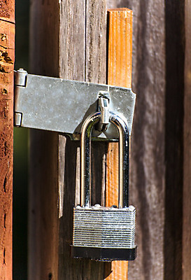 포토 JPG 해외이미지 열쇠 자물쇠 사람없음 목재 세로 울타리 컬러풀 힘 닫기 보호 잠금 보안 대문 고립 철강 해외202004 해외포토 나무 컬러 컨셉 재료 모션 안전 담장 문 파일형식 이미지허브