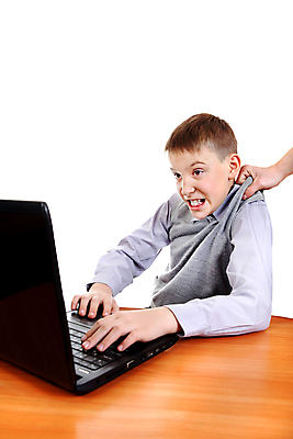 포토 JPG 해외이미지 백인 어린이 남학생 컨셉 인터넷 장난 가족 놀이 탁자 주택 실내 한명 사람 앉기 소년 청년 10대 노트북 컴퓨터 스크린 외침 표현 네트워크 아빠 당기기 도박 눈물 문제 중독 고립 소셜 투쟁 해외202004 해외포토 서양인 1 학생 남자 감정 가구 관계 모션 청소년 성인 내부 건물 전자제품 소리 파일형식 이미지허브