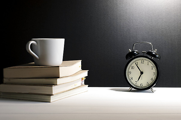 포토 JPG 해외이미지 학생 커피 음료 시계 백그라운드 탁자 휴식 사람없음 목재 책 컵 독서 갈색 검은색 시험 머그컵 수확 덮개 흰색 대학교 복고 공포 그런지 옛날 정물화 카페인 해외202004 해외포토 나무 식기 교육 컬러 가구 컨셉 농업 재료 학교 뚜껑 그림 파일형식 이미지허브