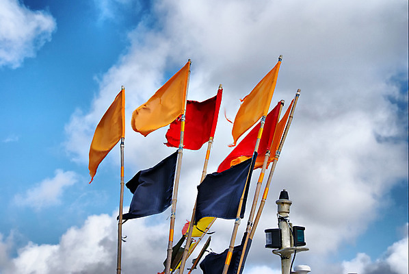 포토 JPG 해외이미지 구름 배너 표시 하늘 낚시 날리기 바람 휴가 덴마크 사람없음 빨간색 여름 파란색 컬러풀 노란색 깃발 어선 보트 심볼 흔적 폭풍 북쪽 어장 스칸디나비아 폭풍우 해외202004 해외포토 자연요소 계절 컬러 배_교통 모션 레저 날씨 북유럽 비_날씨 자연재해 방향 파일형식 이미지허브