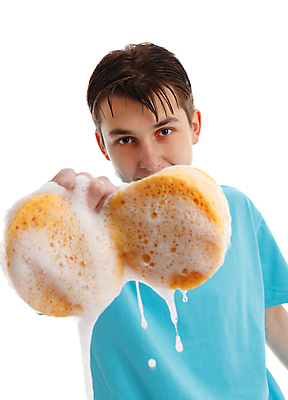 포토 JPG 해외이미지 남자 행복 한명 사람 소년 10대 물 거품 젖음 잡기 작업 도움 씻기 청소 세제 흰배경 바쁨 스펀지 고립 위생관리 헬프 해외202004 해외포토 자연요소 1 감정 어린이 백그라운드 컨셉 모션 청소년 관리 청결 흰색 파일형식 이미지허브