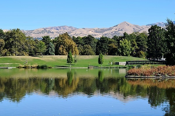 포토 JPG 해외이미지 구름 공원 유럽 호수 여행 하늘 휴가 휴식 산 풍경 사람없음 목재 초록색 물 여름 파란색 반사 하이킹 연못 보트 숲 전국 해외202004 해외포토 자연요소 나무 계절 공공시설 나라 컬러 컨셉 배_교통 재료 레저 파일형식 이미지허브