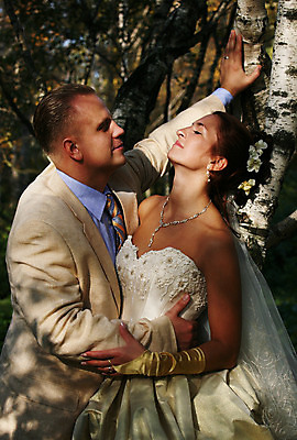 포토 JPG 해외이미지 공원 결혼 사랑 성인 두명 태양 노란색 가운 순수 준비 다이아몬드 베일 해외202004 해외포토 자연요소 옷 공공시설 감정 컬러 컨셉 사람 이벤트 보석 파일형식 이미지허브