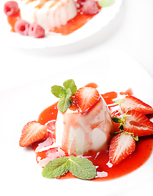 포토 JPG 해외이미지 딸기 사람없음 아웃포커스 하이앵글 달콤 시럽 푸딩 판나코타 해외포토 뷰포인트 과일 디저트 촬영기법 맛 파일형식 이미지허브