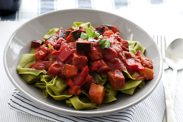 포토 JPG 해외이미지 음식 토마토 채소 가지 파스타 사람없음 초록색 식사 저녁식사 이탈리아 시금치 점심식사 채식주의자 탄수화물 해외202004 해외포토 유럽 컬러 서양음식 채식 파일형식 이미지허브