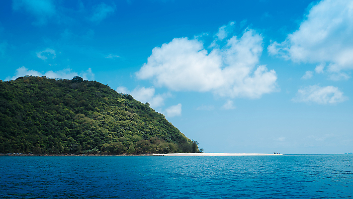 포토 JPG 해외이미지 구름 아시아 바다 섬 태국 하늘 휴가 휴식 어업 사람없음 파란색 보트 푸켓 해외202004 해외포토 자연요소 나라 산업 컬러 컨셉 배_교통 파일형식 이미지허브