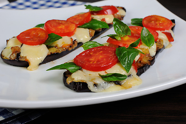 포토 JPG 해외이미지 그릇 음식 조각 토마토 재료 부분 가지 치즈 건강 요리 사람없음 주방 저녁식사 고명 아침식사 자르기 굽기 상쾌 브런치 칼로리 바질 점심식사 스터핑 해외202004 해외포토 식기 감정 채소 모션 유제품 식사 구이 파일형식 이미지허브