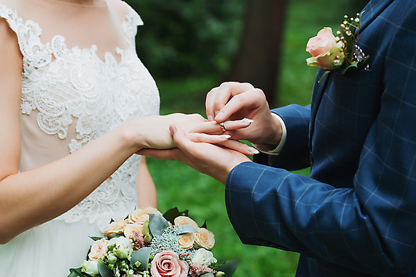 포토 JPG 해외이미지 라이프스타일 손 커플 드레스 여자 남자 꽃 행복 꽃다발 결혼 백그라운드 2 손가락 가족 결혼식 남편 함께함 관리 사랑 사람 정장 사람없음 교회 흰색 축하 반지 잡기 아내 황금 닫기 보석 약혼 넣기 통일 해외202004 해외포토 식물 옷 감정 컬러 컨셉 장신구 관계 종교건축 모션 이벤트 건물 생활 신체부위 광석 약속 파일형식 이미지허브