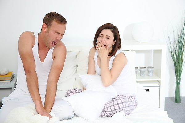 포토 JPG 해외이미지 라이프스타일 커플 여자 남자 결혼 관계 남편 휴식 함께함 피곤 사람 두명 스트레칭 침실 잠옷 침대 아내 하품 해외202004 해외포토 옷 가구 컨셉 이벤트 생활 운동 생리현상 파일형식 이미지허브