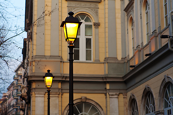 포토 JPG 해외이미지 백그라운드 가로등 오렌지 전구 유리 하늘 조명 거리 사람없음 야외 장식 파란색 빛 금속 일몰 이탈리아 등불 램프 도시 야간 저녁 묘사 오브젝트 백열등 빛망울 옛날 철강 해외202004 해외포토 자연요소 공공시설 유럽 컬러 과일 재질 노을 파일형식 이미지허브