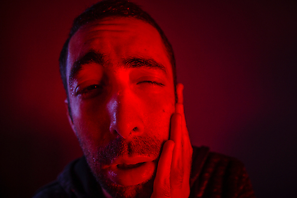 포토 JPG 해외이미지 백인 손 남자 얼굴 스트레스 건강 한명 사람 성인 빨간색 약 머리 어둠 고통 터치 추위 표현 열 바이러스 닫기 치아 질병 상처 만취 땀 긴장 나쁜 치통 해로움 혼란 중독자 해외202004 해외포토 서양인 1 감정 컬러 컨셉 의학 모션 신체부위 소화기관 술취함 파일형식 이미지허브