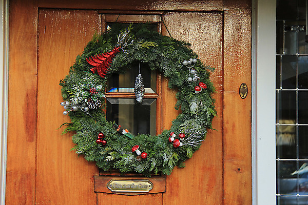 포토 JPG 해외이미지 전통 계절 리본 크리스마스 겨울 공 창문 유리 휴가 주택 사람없음 야외 목재 장식 빨간색 초록색 파란색 문 축제 화환 축하 소나무 클래식 12월 연도 심볼 활 서명 해외202004 해외포토 나무 기념일 꽃 컬러 컨셉 재료 재질 건물 날짜 파일형식 이미지허브