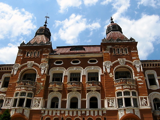 포토 JPG 해외이미지 구름 유럽 여행 건축양식 창문 하늘 호텔 벽돌 사람없음 건물 빨간색 파란색 달리기 탑 스파 그리기 역사 큼 편지 버리기 폐허 루마니아 깨짐 떠남 옛날 해외202004 해외포토 자연요소 건축물 건축 나라 컬러 컨셉 모션 숙소 크기 파일형식 이미지허브