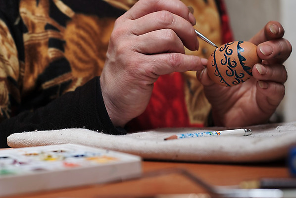 포토 JPG 해외이미지 캐릭터 전통 계절 여자 음식 백그라운드 탁자 휴가 부활절 사람 사람없음 장식 컬러풀 계란 페인트 봄 축하 직물 붓 사발 그림 예술가 주인 해외202004 해외포토 기념일 컬러 가구 컨셉 알 사기그릇 파일형식 이미지허브