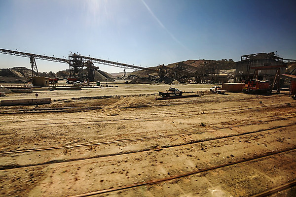 포토 JPG 해외이미지 산업 지구 모래 교통시설 하늘 사람없음 야외 태양 기계 흙 장비 업무 땅 먼지 지역 짐차 공학 땅바닥 작동 해외202004 해외포토 자연요소 교육 교통 자동차 바닥 작업 시설 파일형식 이미지허브