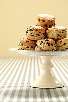 포토 JPG 해외이미지 그릇 영어 음식 디저트 영국 사람없음 케이크 굽기 건포도 입가심 해외202004 해외포토 문자 식기 유럽 포도 구이 건과일 파일형식 이미지허브