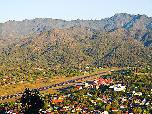 포토 JPG 해외이미지 나무 지구 선 여행 백그라운드 패턴 태국 자연 하늘 산 안테나 파노라마 풍경 사람없음 야외 초록색 여름 시골 도시 공항 숲 땅 장면 활주로 북쪽 대패 땅바닥 세련 해외202004 해외포토 식물 계절 아시아 길 컬러 무늬 통신 교통시설 바닥 촬영기법 방향 생태계 파일형식 이미지허브