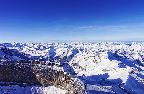 포토 JPG 해외이미지 벽 겨울 하늘 휴가 산 사람없음 파란색 햇빛 계곡 헬리콥터 스위스 산악지대 베른 절정 조감도 해외202004 해외포토 계절 유럽 컬러 비행기 태양 파일형식 이미지허브