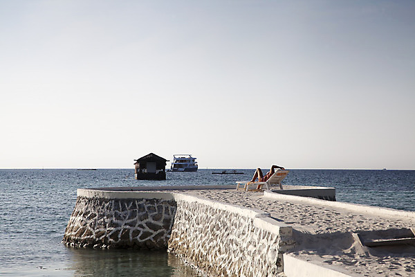 포토 JPG 해외이미지 여자 모래 바다 하늘색 요트 휴가 사람없음 물 파란색 태양 쌓기 항구 침대 선탠 터키석 수평선 해외202004 해외포토 자연요소 컬러 가구 배_교통 교통시설 모션 사람 보석 파일형식 이미지허브