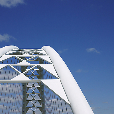 포토 JPG 해외이미지 모양 구름 디자인 상징 패턴 곡선 건축양식 하늘 추상 사람없음 파란색 금속 전선 흰색 연결 큼 철 척추 아치 서식 청록색 볼트 튜브 대도시 공학 건너기 고체 깊이 대칭 오리지널 지원 철강 해외202004 해외포토 자연요소 교육 건축 선 컬러 무늬 모션 재질 뼈 공구 도시 크기 파일형식 이미지허브