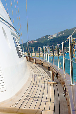 포토 JPG 해외이미지 외관 요트 사람없음 목재 반사 맑음 고급 묘사 해외202004 해외포토 나무 컨셉 배_교통 재료 날씨 파일형식 이미지허브