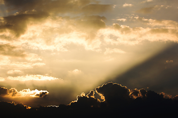 포토 JPG 해외이미지 구름 백그라운드 자연 하늘 풍경 사람없음 빛 햇빛 태양 노란색 어둠 황혼 일몰 새벽 광선 황금 저녁 신비 유일 해외202004 해외포토 자연요소 컬러 컨셉 노을 야간 생태계 파일형식 이미지허브