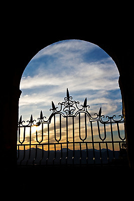 포토 JPG 해외이미지 유럽 여행 건축양식 창문 자연 하늘 산 사람없음 건물 파란색 태양 마을 골짜기 봄 성 스페인 철 아치 장면 타운 로마인 옛날 해외202004 해외포토 자연요소 건축물 계절 건축 나라 컬러 인종 도시 생태계 파일형식 이미지허브
