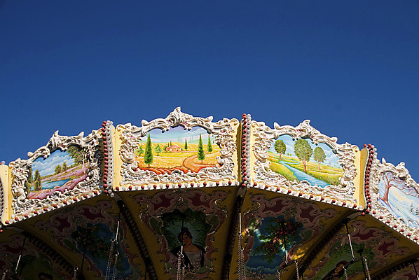 포토 JPG 해외이미지 주간 행복 휴식 사람없음 야외 파란색 맑음 놀이공원 주말 회전목마 해외202004 해외포토 자연요소 감정 컬러 컨셉 날씨 테마파크 놀이기구 파일형식 이미지허브