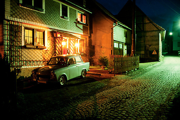 포토 JPG 해외이미지 외관 도로 벽 이동 창문 자동차 거리 주택 독일 사람없음 야외 건물 초록색 빛 반사 마을 어둠 산책로 운전 도시 잠 역사 도심 야간 가난 향수 사인 복고 도로표지판 심플 연립주택 동쪽 옛날 해외202004 해외포토 자연요소 건축물 유럽 길 육상교통 컬러 컨셉 교통시설 모션 화장품 표지판 방향 파일형식 이미지허브