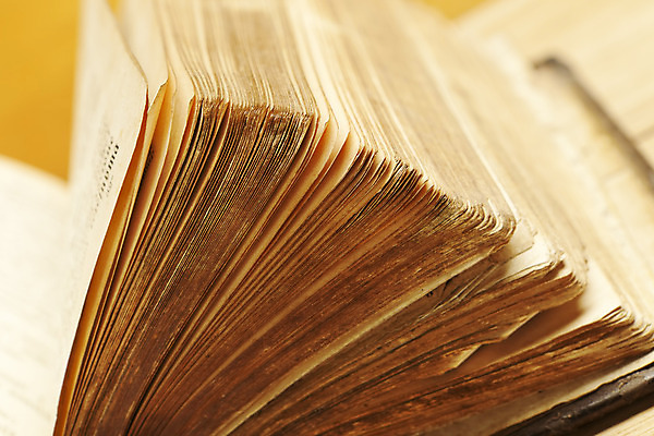 포토 JPG 해외이미지 스튜디오촬영 교육 종교 종이 백그라운드 텍스트 사람없음 책 갈색 노란색 성경 정보 수확 골동품 오픈 역사 복고 문학 페이지 양장본 옛날 지능 해외202004 해외포토 컬러 농업 종교용품 실내 파일형식 이미지허브