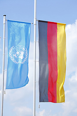 포토 JPG 해외이미지 유럽 독일 사람없음 빨간색 노란색 깃발 황금 심볼 사인 깃대 유럽연합 해외202004 해외포토 나라 컬러 파일형식 이미지허브