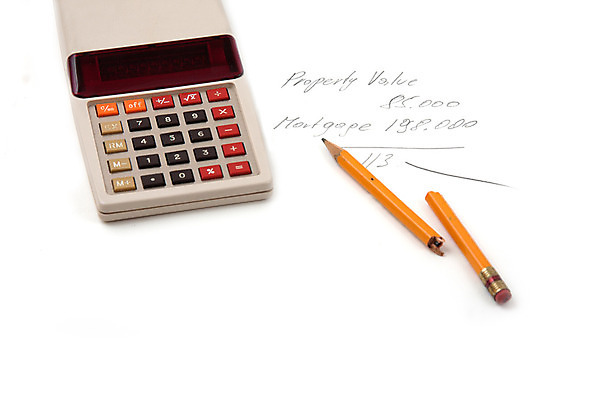 포토 JPG 해외이미지 종이 컨셉 비즈니스 가족 모션 성공 열쇠 주택 사람없음 옆모습 금융 연필 펜 세일 검은색 계산기 흰색 시장 재산 걱정 보안 투자 공지사항 대출 빚 진짜 해외202004 해외포토 감정 뷰포인트 컬러 관계 문구용품 학용품 안전 건물 경제 필기구 장비 파일형식 이미지허브