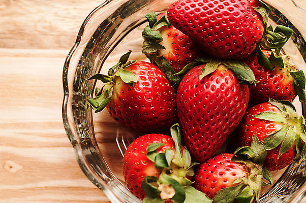 포토 JPG 해외이미지 열매 음식 다이어트 과일 유리 딸기 디저트 건강 사람없음 빨간색 초록색 신선 사발 달콤 해외202004 해외포토 식물 컬러 재질 사기그릇 맛 파일형식 이미지허브