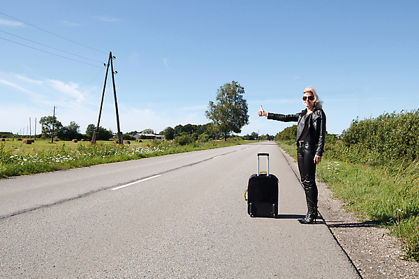 포토 JPG 해외이미지 백인 1 여자 도로 여행 가방 휴가 한명 서기 사람 성인 야외 여름 금발 여행객 하이킹 자유 엄지손가락 짐 고속도로 기다림 고독 아스팔트 배낭여행 길가 무료 방법 수하물 혼자 해외202004 해외포토 서양인 헤어스타일 잡화 계절 감정 길 컨셉 손가락 교통시설 모션 레저 파일형식 이미지허브