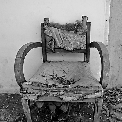 포토 JPG 해외이미지 벽 가구 의자 유리 날씨 주택 흑백 사람없음 쌓기 수확 골동품 덮개 직물 도시 시간 얼룩 파편 버리기 복고 과거 안락의자 찢어짐 깨짐 썩음 옛날 파멸 해외202004 해외포토 생활용품 컨셉 농업 모션 재질 촬영기법 건물 뚜껑 파일형식 소멸 이미지허브