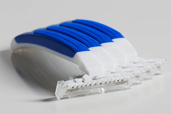 포토 JPG 해외이미지 1 남자 얼굴 수염 3 손잡이 안전 사람없음 옆모습 파란색 3D 목욕 화장품 장비 흰색 공구 칼날 플라스틱 자르기 피부 콧수염 날카로움 목 면도기 고립 다듬기 돌봄 변기통 위생관리 이발사 인원 철강 해외202004 해외포토 뷰포인트 컬러 모션 재질 관리 사람 신체부위 위생용품 뷰티 청결 도구 디지털합성 파일형식 이미지허브