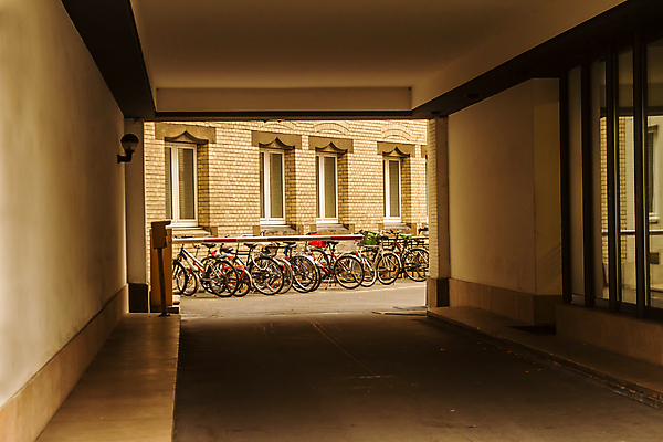 포토 JPG 해외이미지 외관 유럽 벽 여행 건축양식 휴가 출입구 거리 아파트 주택 독일 사람없음 야외 건물 문 정원 자전거 조약돌 도시 재산 도심 지중해 타운 베를린 뒤뜰 안뜰 조언 차고 해외202004 해외포토 건축물 건축 나라 바다 금융 바이크 돌_바위 파일형식 이미지허브