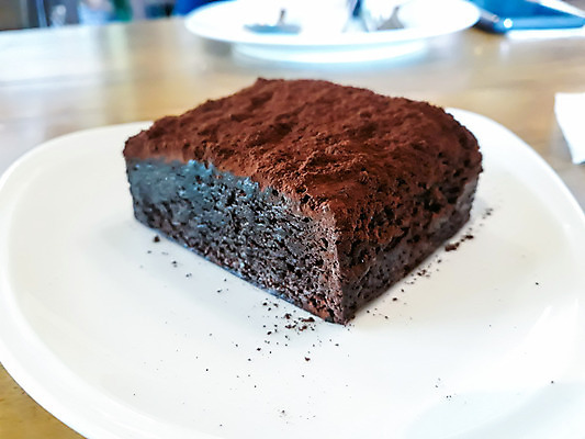 포토 JPG 해외이미지 음식 조각 디저트 사람없음 갈색 케이크 초콜릿 어둠 빵집 신선 달콤 맛 굽기 코코아 브라우니 카카오 핸드메이드 해외202004 해외포토 음료 컬러 컨셉 상점 구이 파일형식 이미지허브