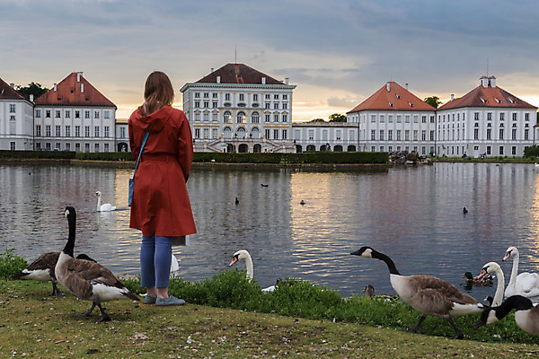 포토 JPG 해외이미지 공원 유럽 호수 조각 여행 건축양식 자연 하늘 오리 독일 풍경 사람없음 야외 건물 물 반사 여행객 일출 정원 침묵 일몰 산책 궁전 흰색 연못 역사 먹이 손목시계 분수 백조 폭풍 뮌헨 바로크 옛날 바이에른 해외202004 해외포토 자연요소 건축물 공공시설 건축 나라 시계 컬러 고건축 장신구 조류 날씨 휴식 사람 노을 소리 생태계 파일형식 이미지허브